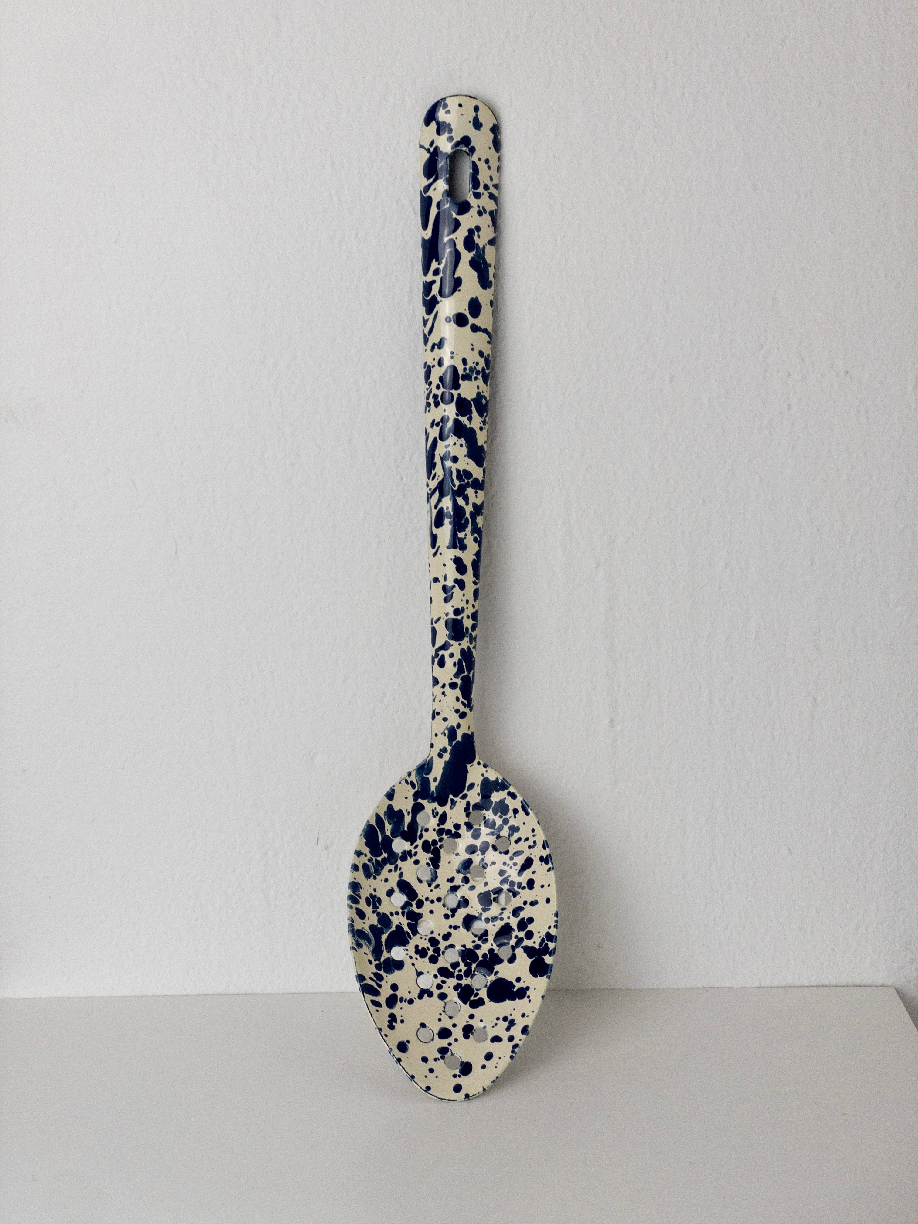 Großer Emaille Servierlöffel mit Schlitzen - Marmor Navy/Creme