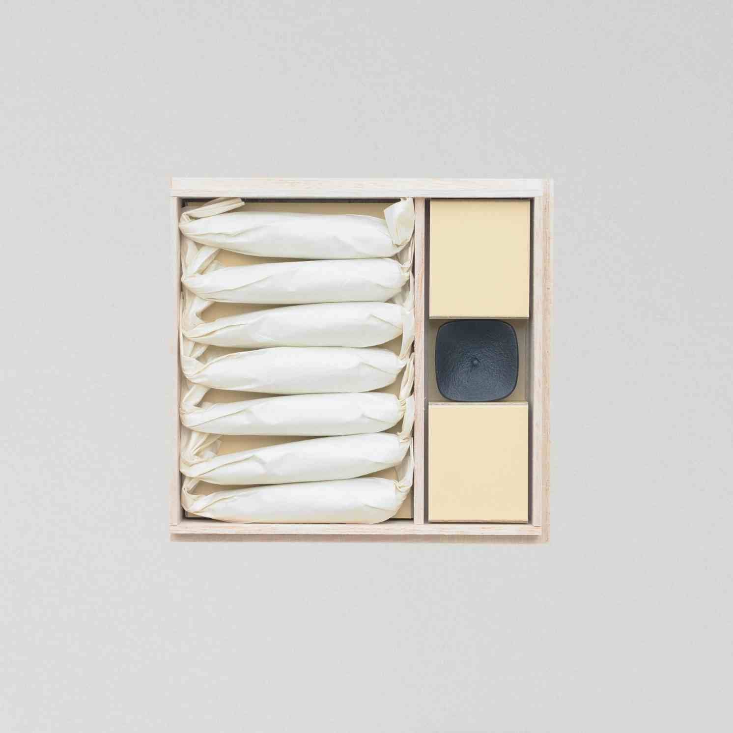 Japanisches Kerzen-Set TOHAKU mit Koma Kerzenhalter - Klein (S)