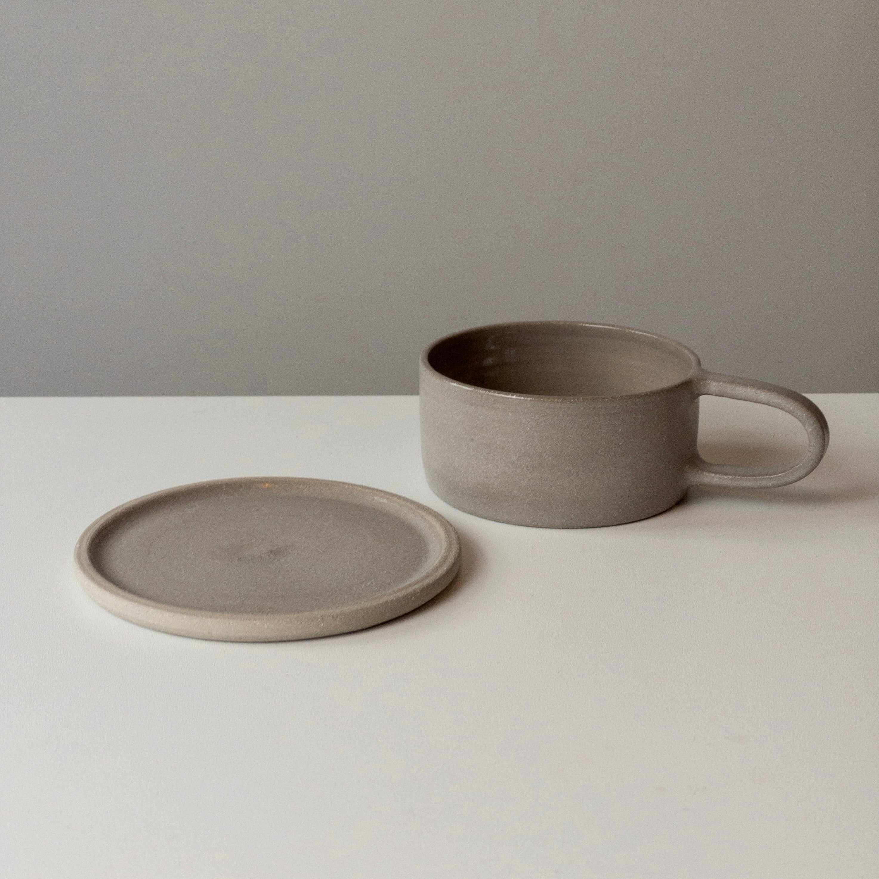 Tasse mit Untersetzer - Helles Anthrazit