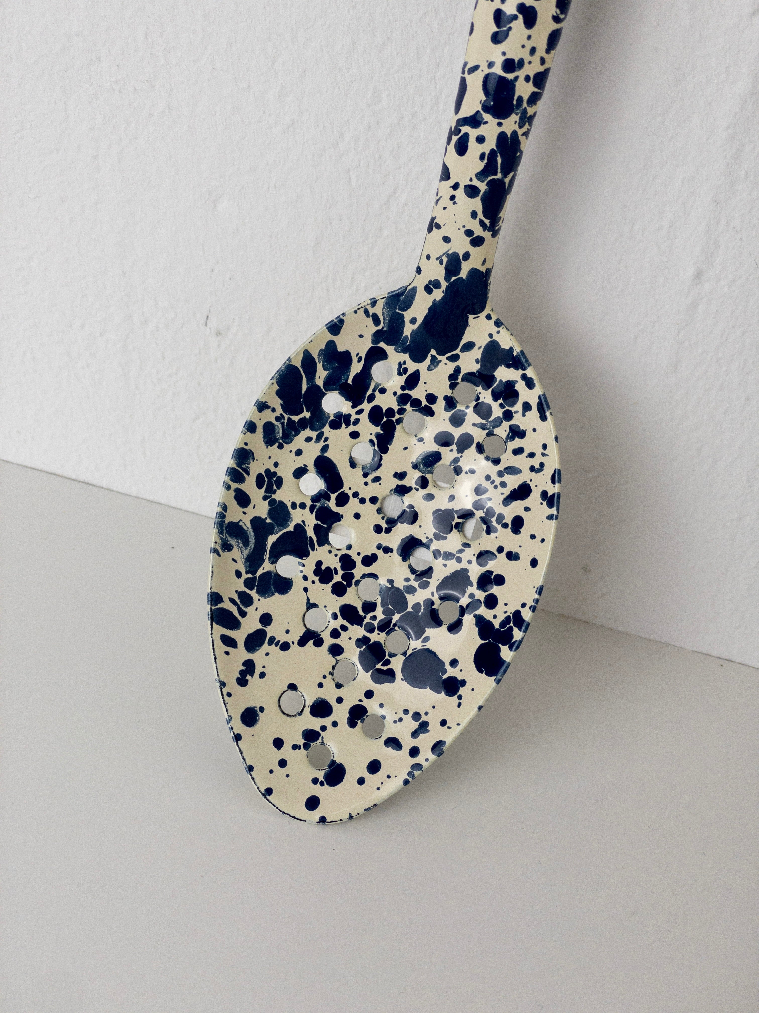 Großer Emaille Servierlöffel mit Schlitzen - Marmor Navy/Creme