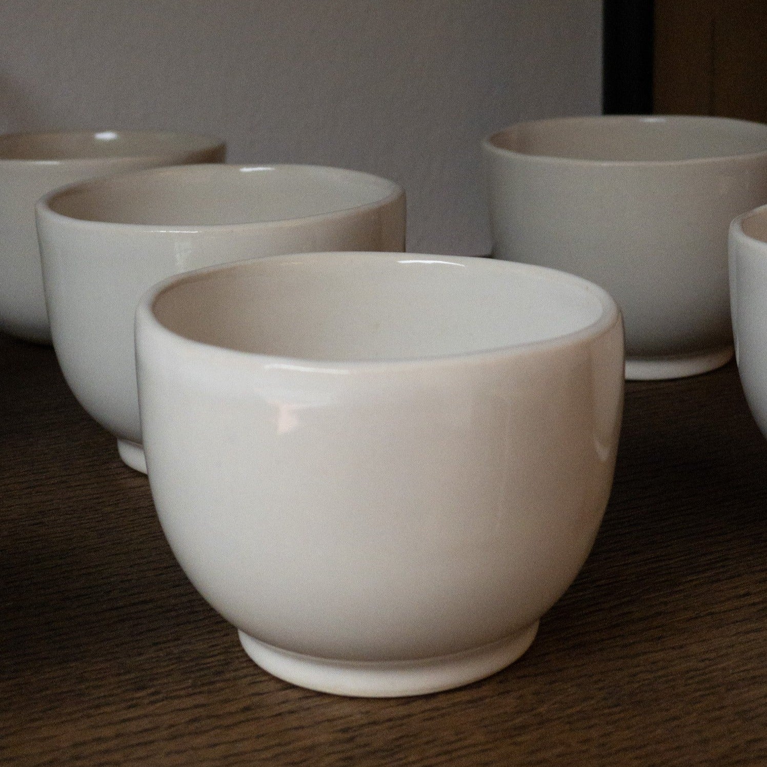Handgefertigter Becher aus Ton