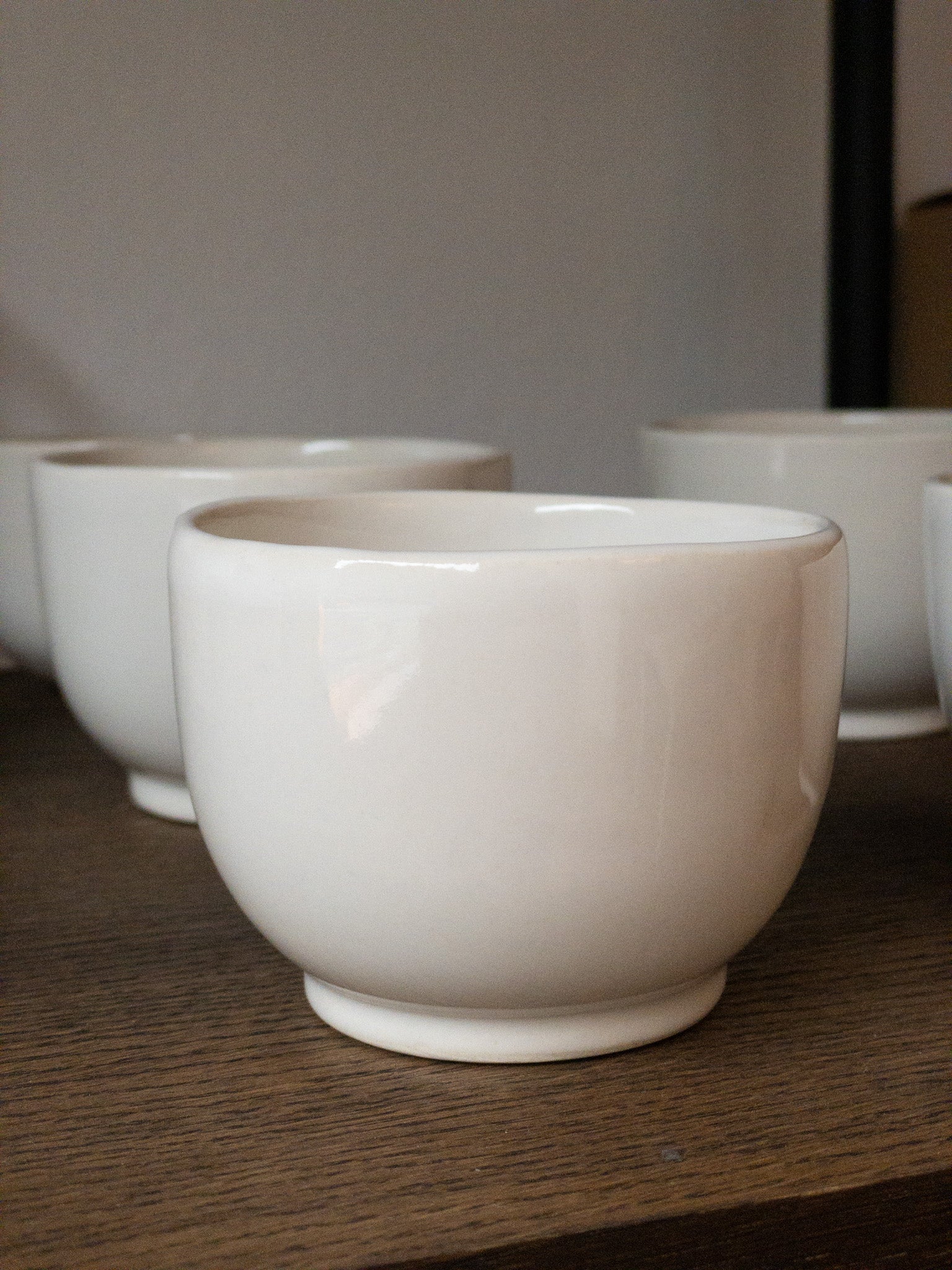 Handgefertigter Becher aus Ton