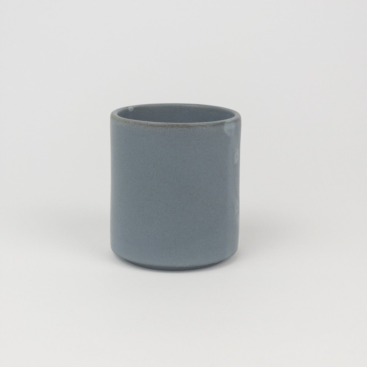 Handgefertigter Kaffeebecher von Kolektiv DVA bei HUMAN NEST humannestdesign Curated Design Minimalistisches Keramik Design