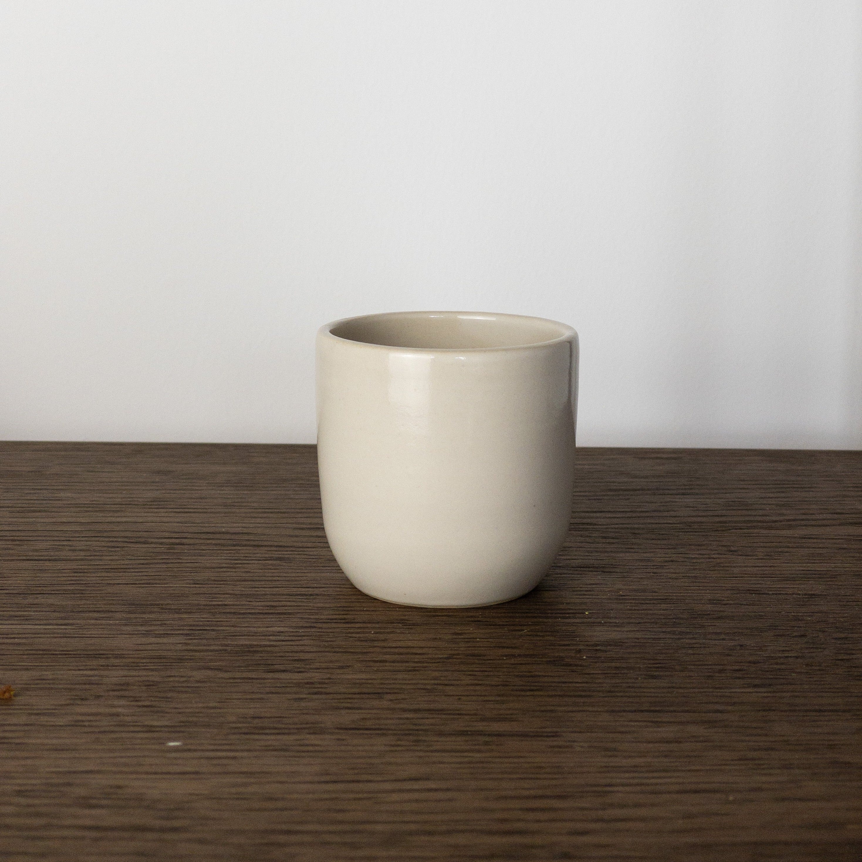 Handgefertigter Becher aus Ton